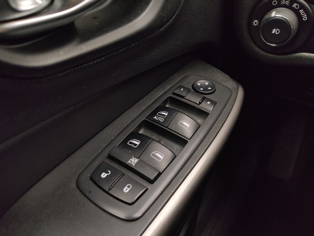 2019 Jeep Cherokee in Gladstone, MO 64118 - 18087029 27