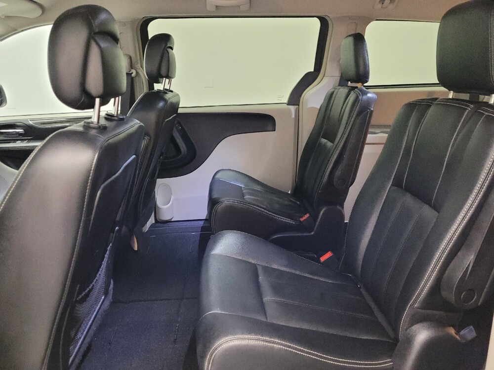 2016 Chrysler Town & Country in Midlothian, IL 60445 - 18087291 18