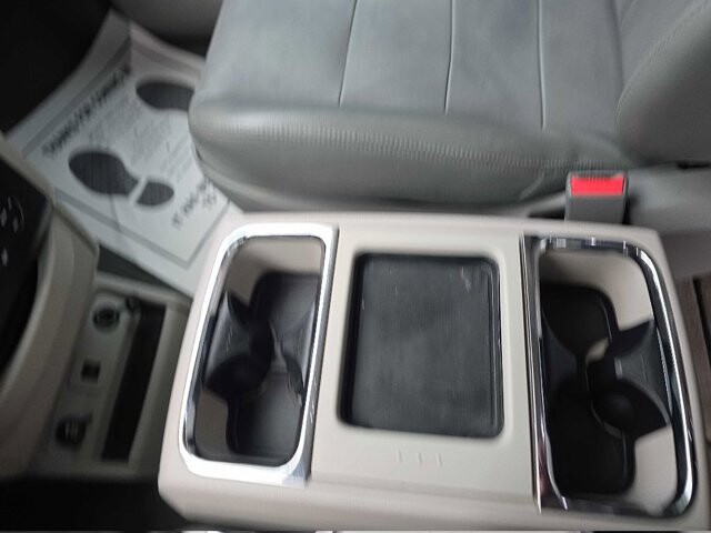 2013 Volkswagen Routan in Knoxville, TN 37912 - 18087427 11