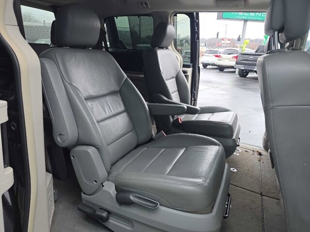 2013 Volkswagen Routan in Knoxville, TN 37912 - 18087427 15