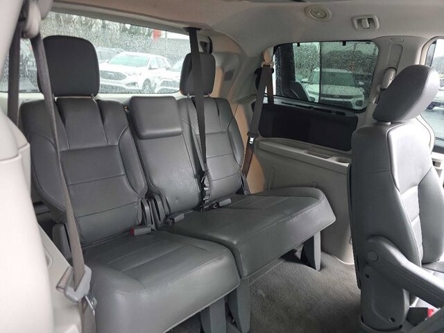 2013 Volkswagen Routan in Knoxville, TN 37912 - 18087427 16