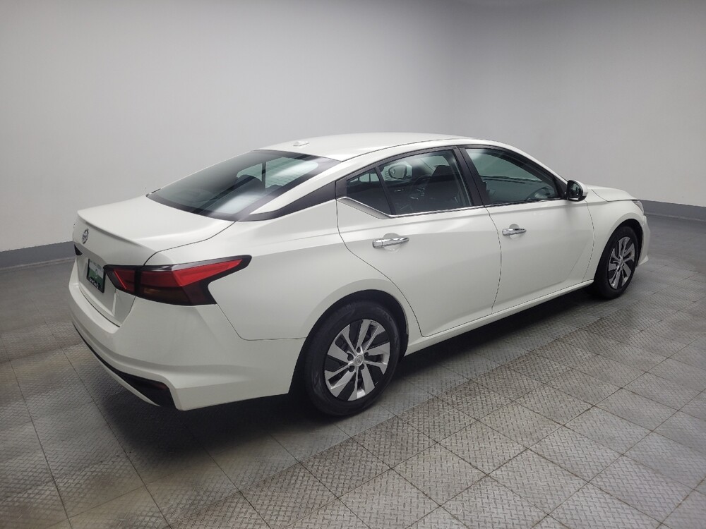 2019 Nissan Altima in Indianapolis, IN 46219 - 18087526 10