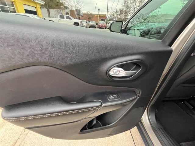 2016 Jeep Cherokee in Greenville, SC 29607 - 18087620 27