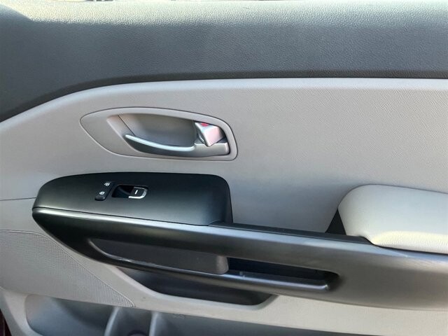 2017 Kia Sedona in Greenville, SC 29607 - 18087621 17