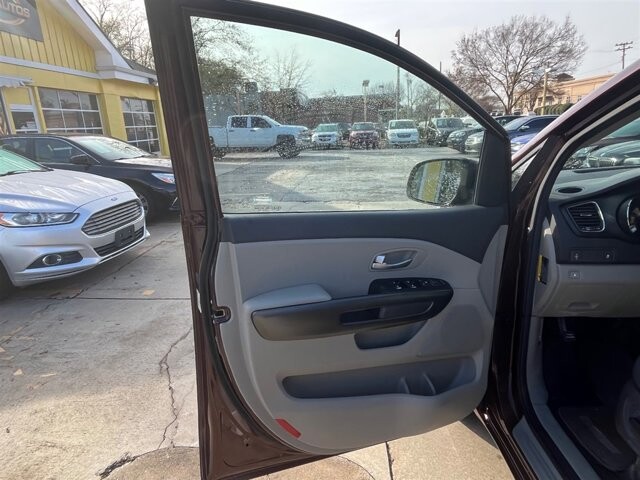 2017 Kia Sedona in Greenville, SC 29607 - 18087621 28