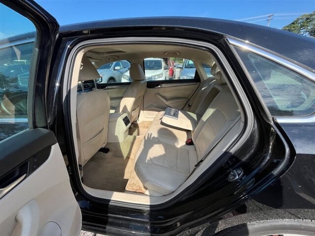 2014 Volkswagen Passat in Greenville, SC 29607 - 18087624 20