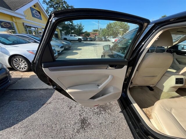 2014 Volkswagen Passat in Greenville, SC 29607 - 18087624 19