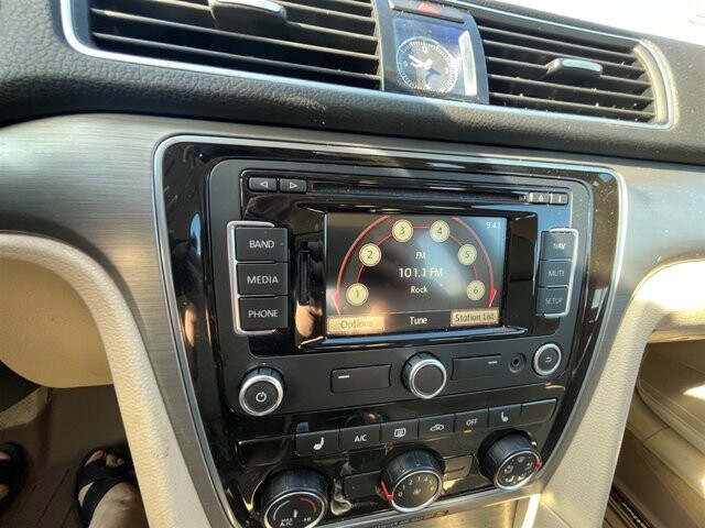 2014 Volkswagen Passat in Greenville, SC 29607 - 18087624 24