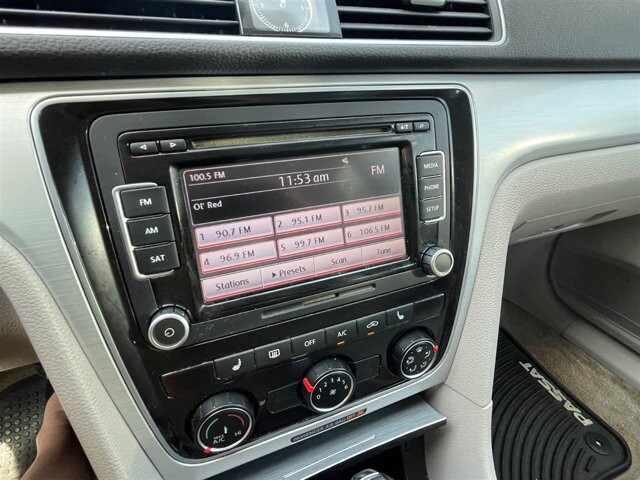 2013 Volkswagen Passat in Greenville, SC 29607 - 18087659 29