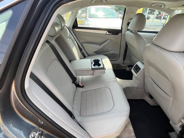 2013 Volkswagen Passat in Greenville, SC 29607 - 18087659 20