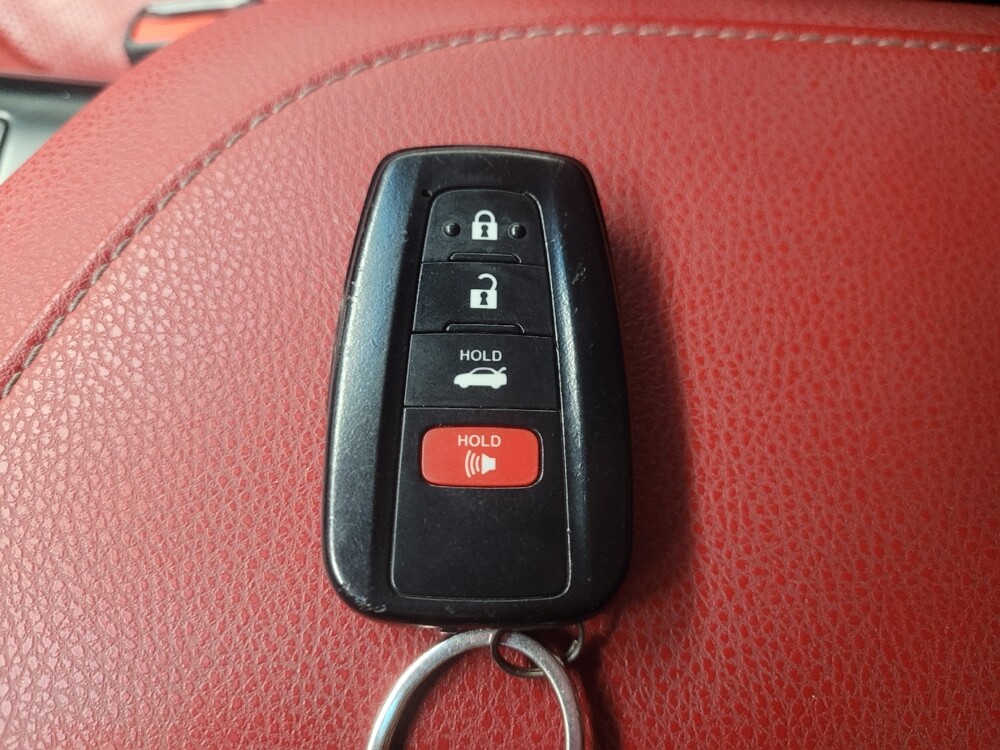 2018 Toyota Camry in Indianapolis, IN 46219 - 18087949 32