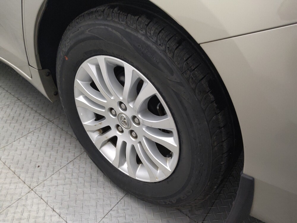 2017 Toyota Sienna in Live Oak, TX 78233 - 18088130 31