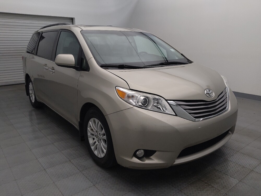 2017 Toyota Sienna in Live Oak, TX 78233 - 18088130 13