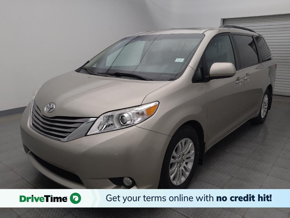 2017 Toyota Sienna in Live Oak, TX 78233 - 18088130