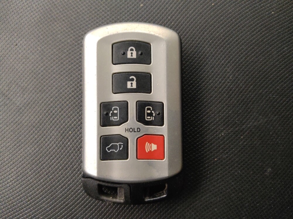 2017 Toyota Sienna in Live Oak, TX 78233 - 18088130 32