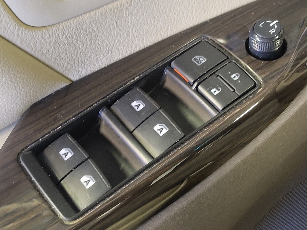 2017 Toyota Sienna in Live Oak, TX 78233 - 18088130 27