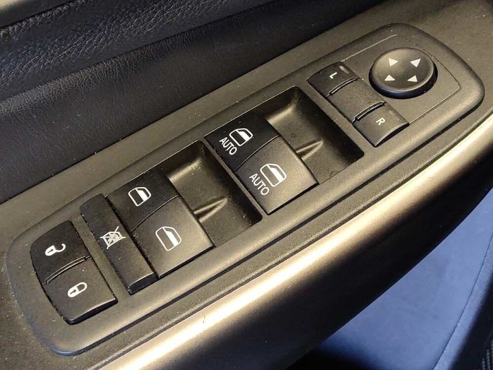 2019 Jeep Cherokee in Houston, TX 77060 - 18088205 27