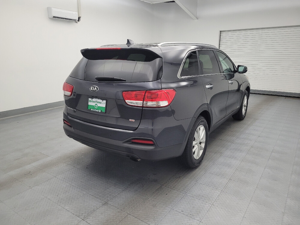 2017 Kia Sorento in Toledo, OH 43617 - 18088237 9