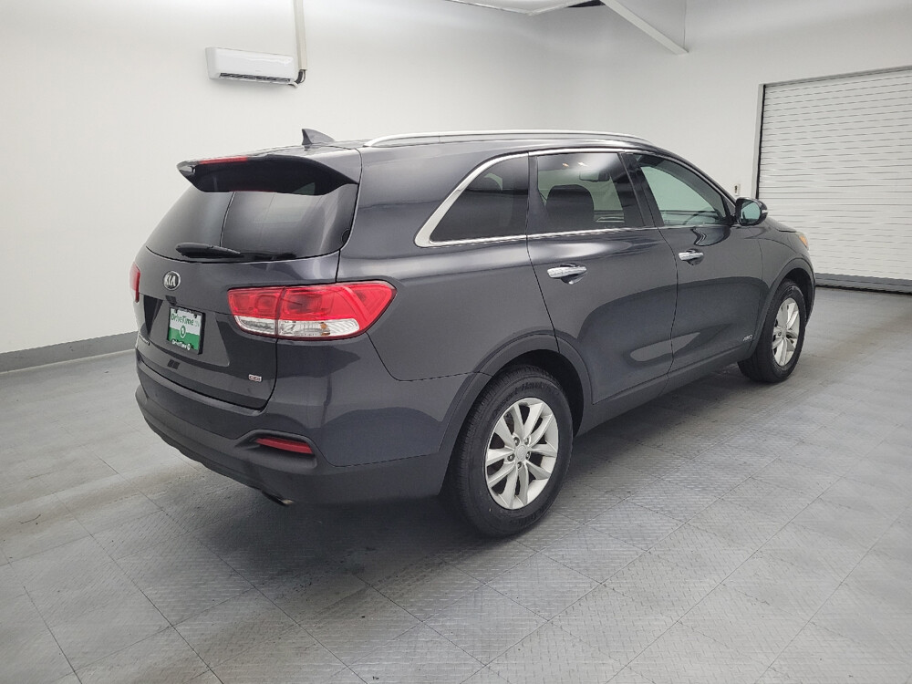 2017 Kia Sorento in Toledo, OH 43617 - 18088237 10