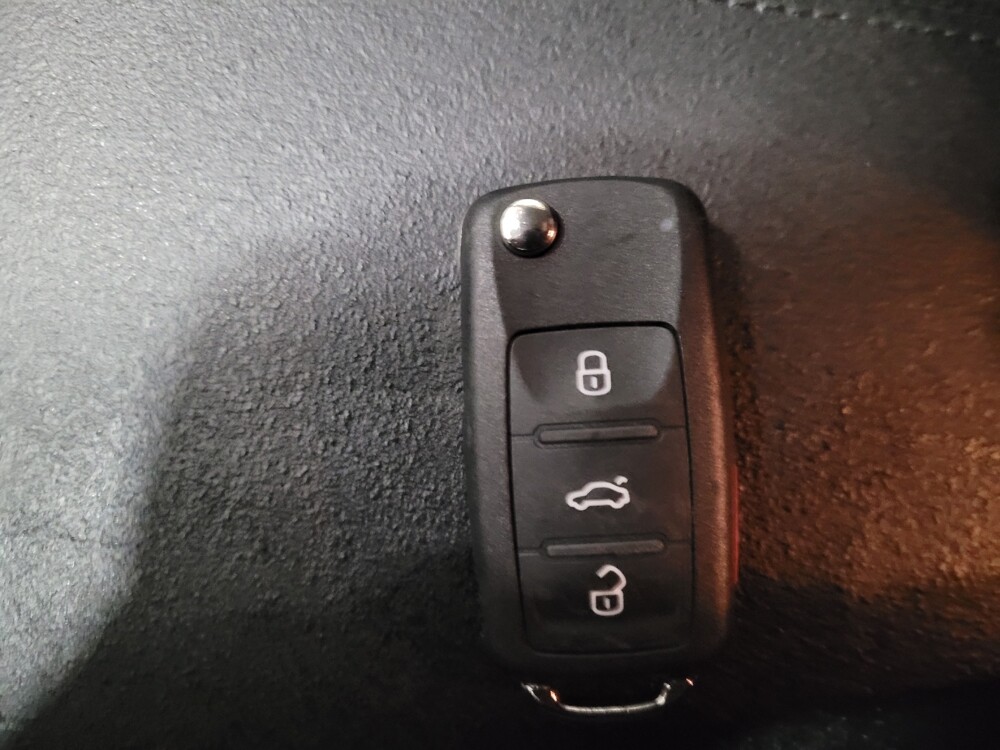 2018 Volkswagen Passat in Plymouth Meeting, PA 19462 - 18088240 32