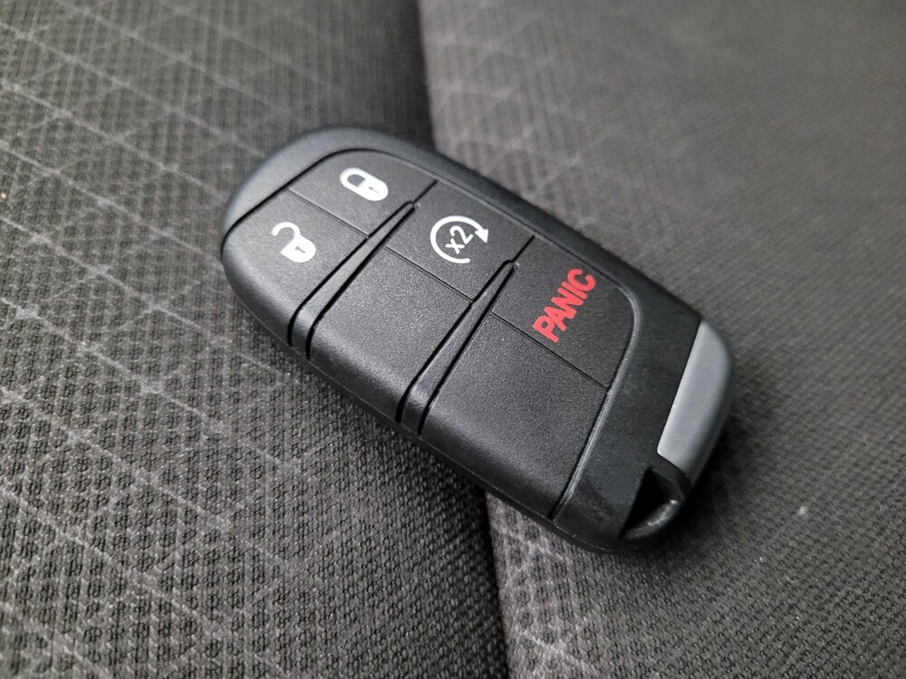 2020 Jeep Grand Cherokee in Glendale, AZ 85301 - 18088342 32