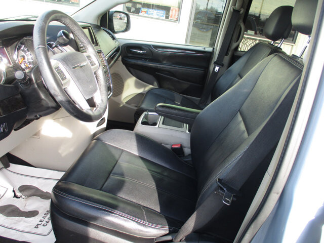 2016 Chrysler Town & Country in Oak Grove, MO 64075 - 18088451 9