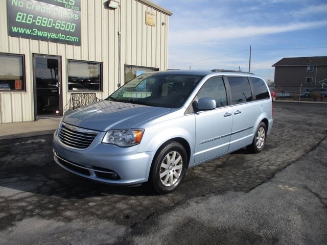 2016 Chrysler Town & Country in Oak Grove, MO 64075 - 18088451