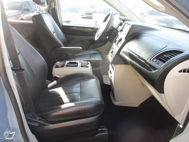 2016 Chrysler Town & Country in Oak Grove, MO 64075 - 18088451 10