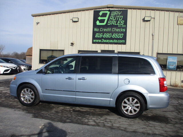 2016 Chrysler Town & Country in Oak Grove, MO 64075 - 18088451 8