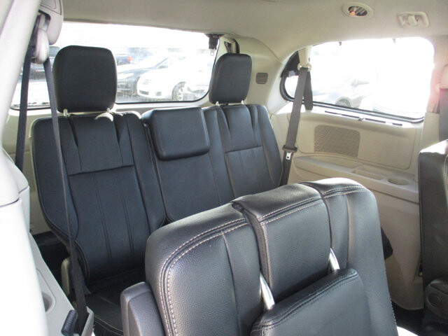 2016 Chrysler Town & Country in Oak Grove, MO 64075 - 18088451 12