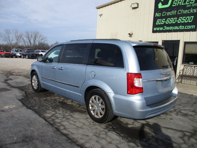 2016 Chrysler Town & Country in Oak Grove, MO 64075 - 18088451 7