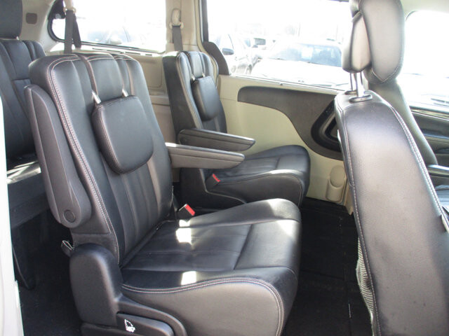 2016 Chrysler Town & Country in Oak Grove, MO 64075 - 18088451 11