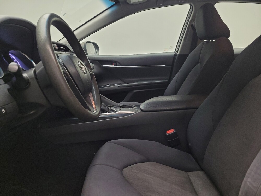 2018 Toyota Camry in Eastpointe, MI 48021 - 18089024 17