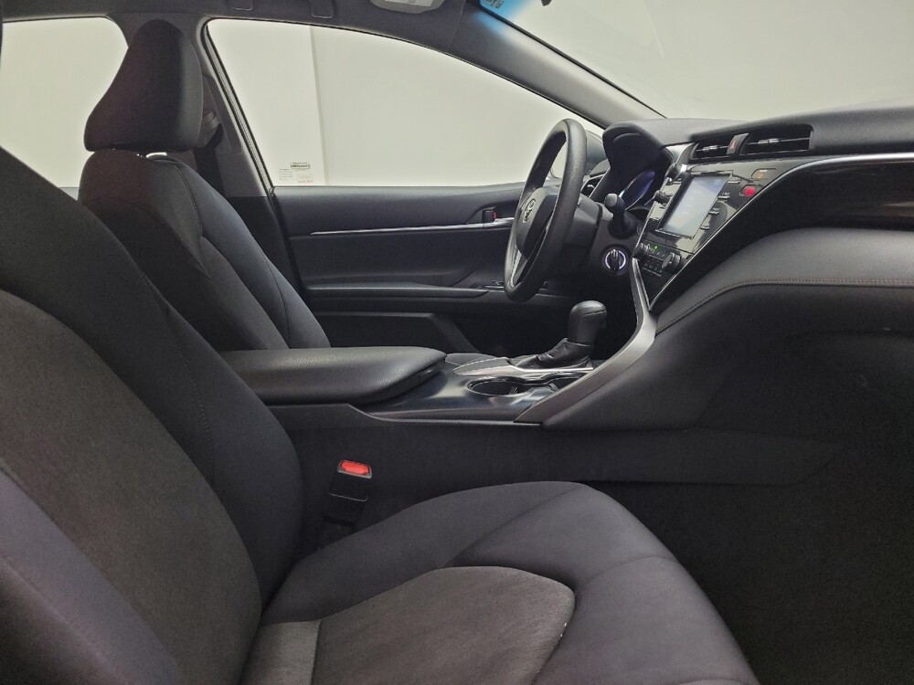 2018 Toyota Camry in Eastpointe, MI 48021 - 18089024 21