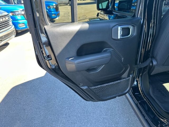 2022 Jeep Gladiator in Bedford, OH 44146 - 18089102 17