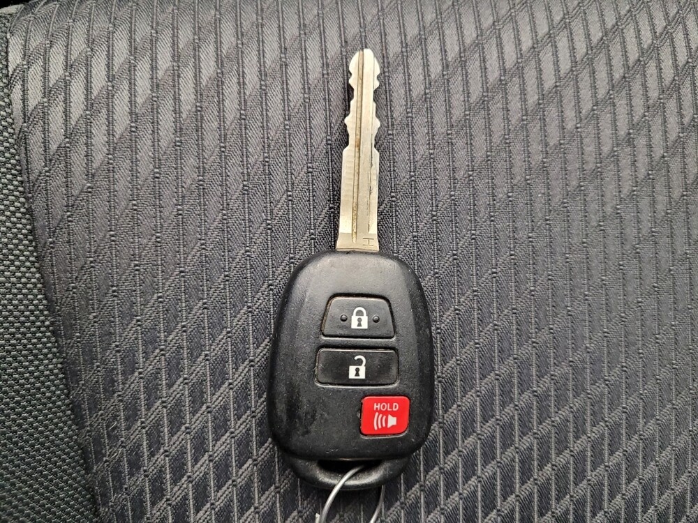 2019 Toyota Highlander in Cincinnati, OH 45255 - 18089211 32