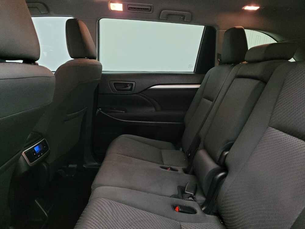 2019 Toyota Highlander in Cincinnati, OH 45255 - 18089211 18