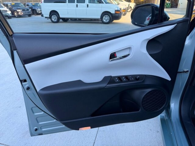 2017 Toyota Prius in Knoxville, TN 37920 - 18089330 6