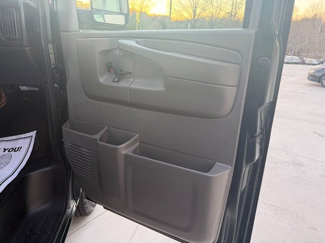 2015 Chevrolet Express 2500 in Knoxville, TN 37920 - 18089341 8