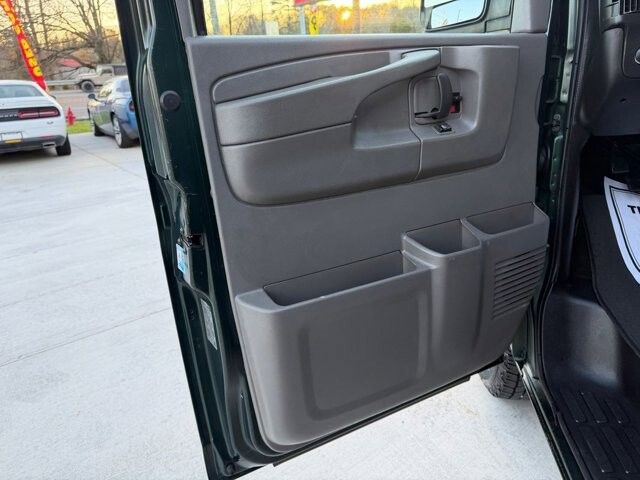 2015 Chevrolet Express 2500 in Knoxville, TN 37920 - 18089341 7