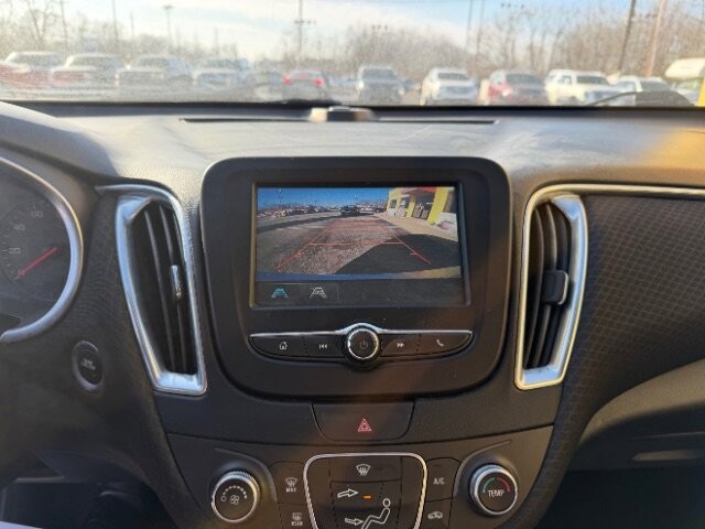 2018 Chevrolet Malibu in Indianapolis, IN 46222-4002 - 18089428 9