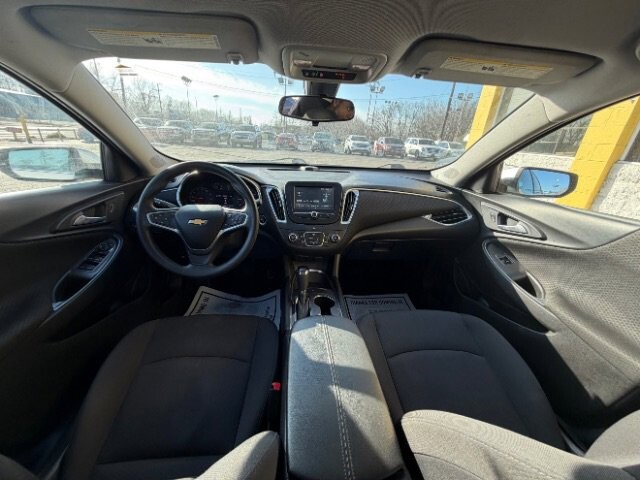 2018 Chevrolet Malibu in Indianapolis, IN 46222-4002 - 18089428 10