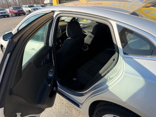 2018 Chevrolet Malibu in Indianapolis, IN 46222-4002 - 18089428 11