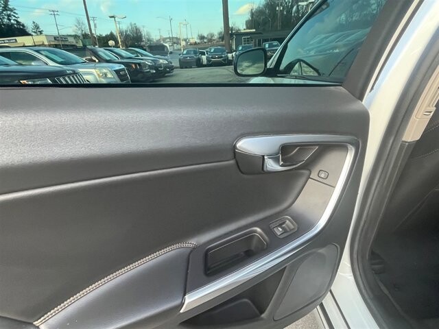 2016 Volvo V60 in Greenville, SC 29607 - 18089433 26