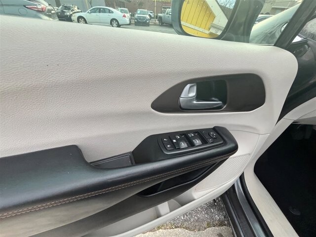 2017 Chrysler Pacifica in Greenville, SC 29607 - 18089434 25