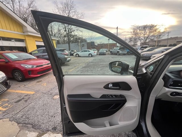 2017 Chrysler Pacifica in Greenville, SC 29607 - 18089434 24