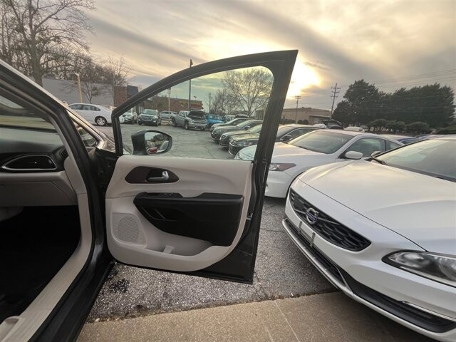 2017 Chrysler Pacifica in Greenville, SC 29607 - 18089434 13