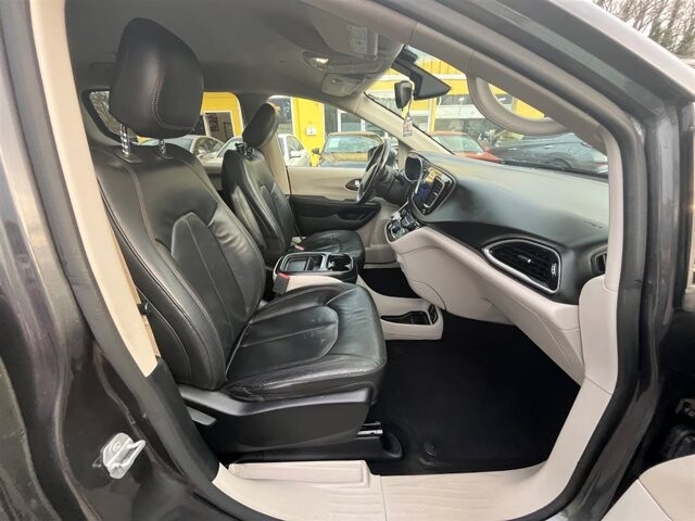 2017 Chrysler Pacifica in Greenville, SC 29607 - 18089434 15