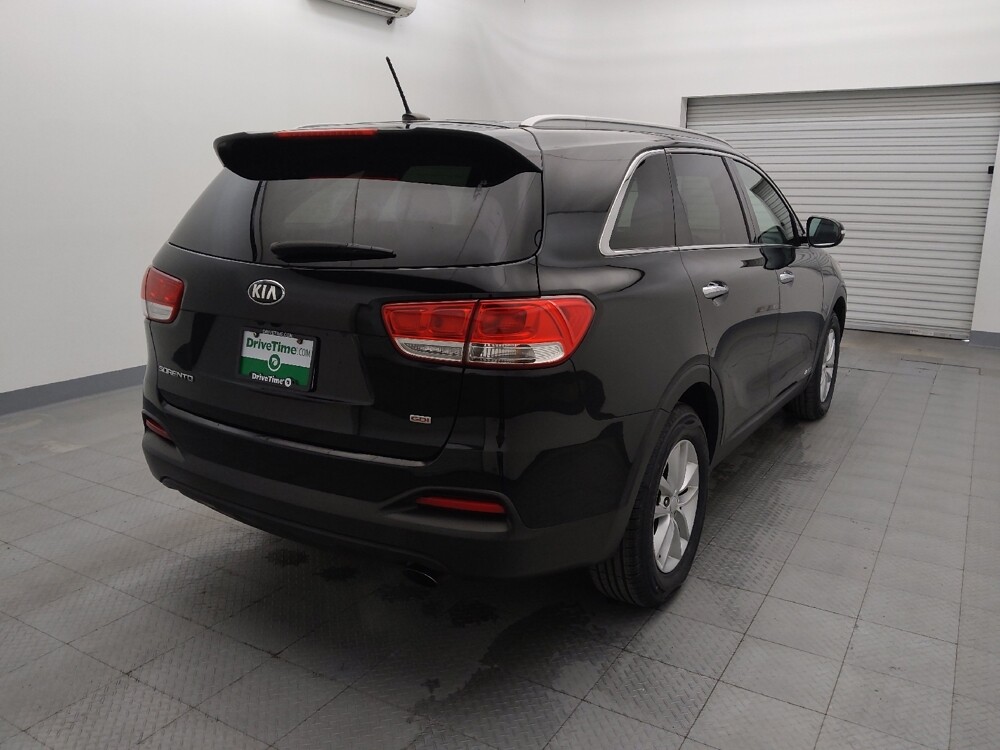 2017 Kia Sorento in Houston, TX 77034 - 18089904 7