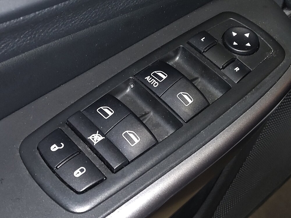 2019 Jeep Cherokee in Jacksonville, FL 32210 - 18090113 27